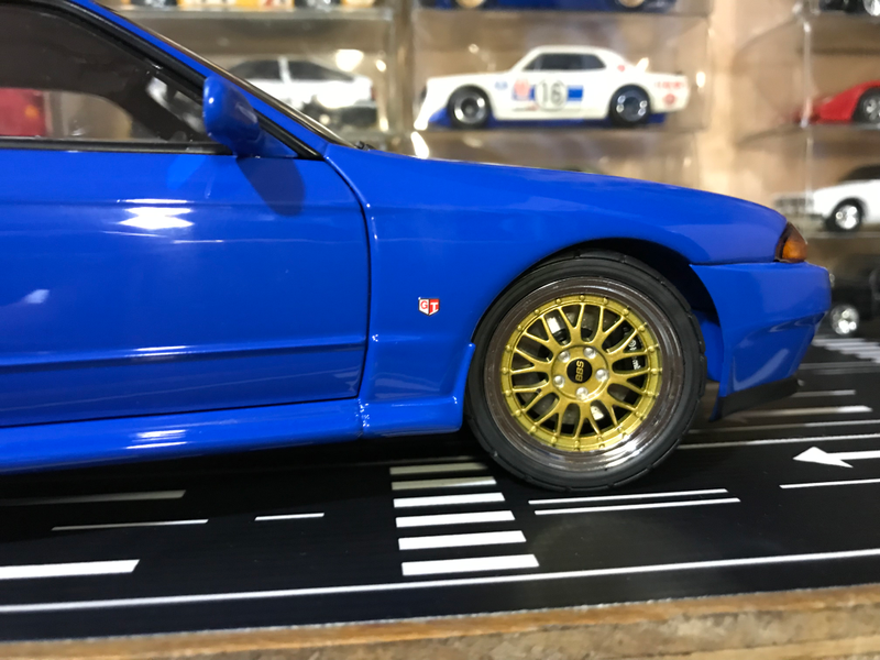 The front wheels are the same with the rears, save for the fact that they turn, and they have two-piston calipers. Note the āGTā fender badge.